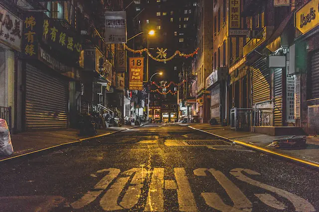 Low Light Mobile Phone Photography: A Smartphone Camera Guide 3 Urban Low-light scene with HDR and Noise
